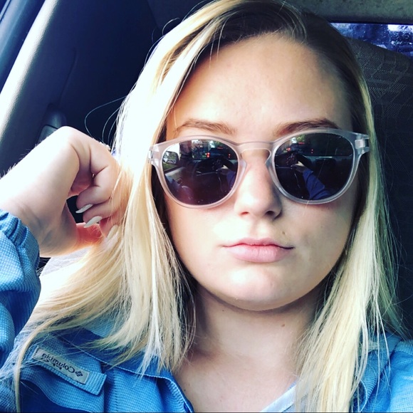 Meet your Posher, Selena - Picture 3 of 8